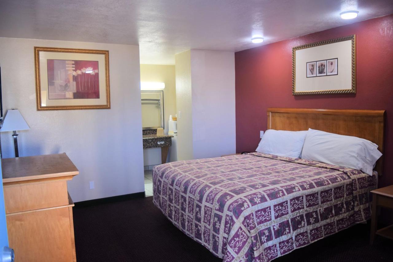 Western Inn & Suites Taft Exterior photo